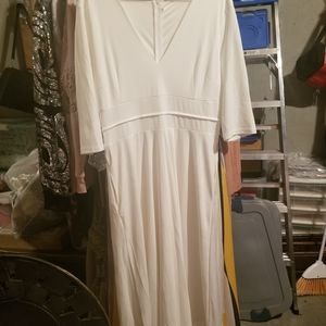 White vneck quarter length sleeve dress